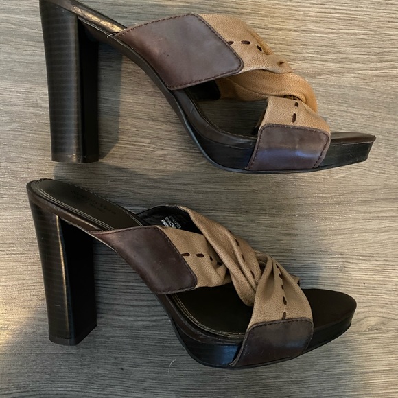 Vera Wang Heels - Picture 2 of 3